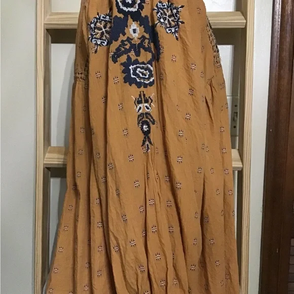 Woman’s size medium tantrums, BoHo top with beautiful embroidery and tassel ties - Picture 4 of 10